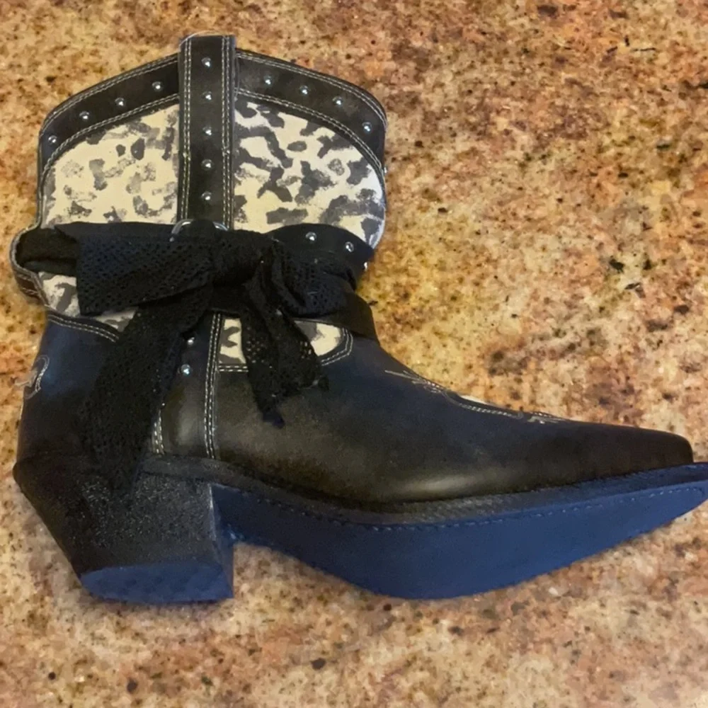 Western black and white boots women’s new never been worn size 8 1/2